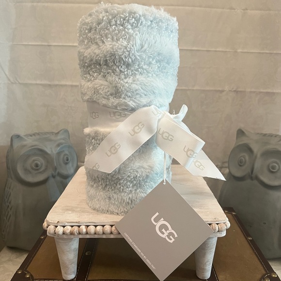 ⚡️UGG Atlas Baby Blanket - Picture 1 of 4